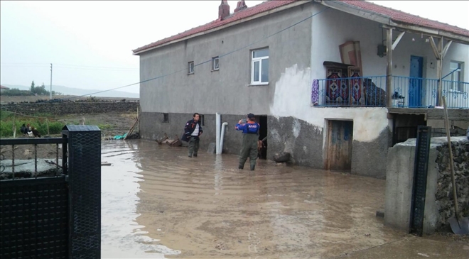 Gözlükuyu köyünde su basan 3 evin bodrum katlarını AFAD ekipleri boşalttı