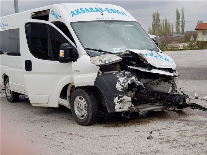 Servis Aracı İle Otomobil Çarpıştı: 2 Yaralı