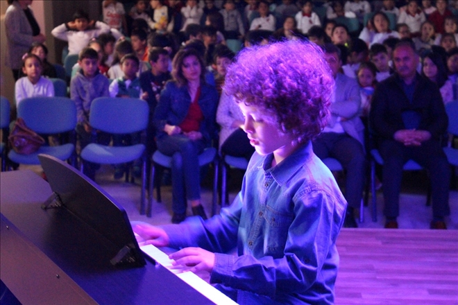 Öğrenciler gitar ve piyano konseri verdi
