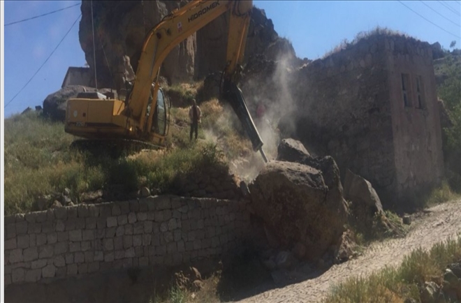 30 tonluk kaya köy içerisine düştü