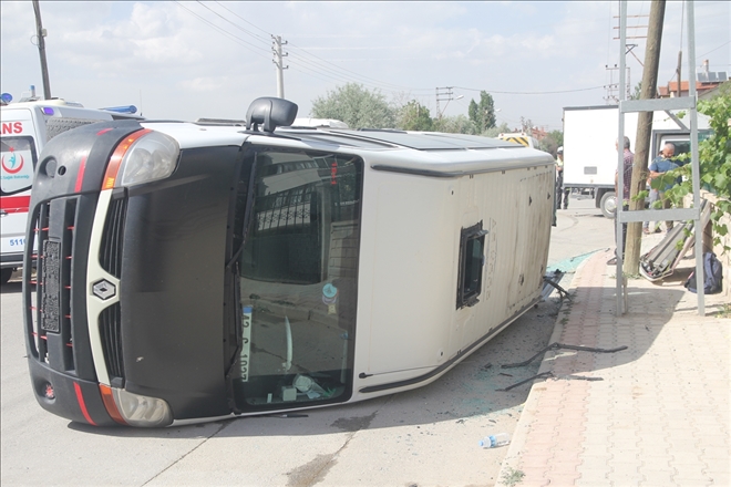 Öğrenci servisiyle kamyonet çarpıştı: 5 yaralı