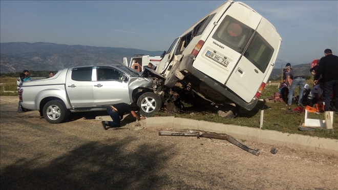Sivas´ta yolcu minibüsüyle pikap çarpıştı: 1 ölü, 8 yaralı