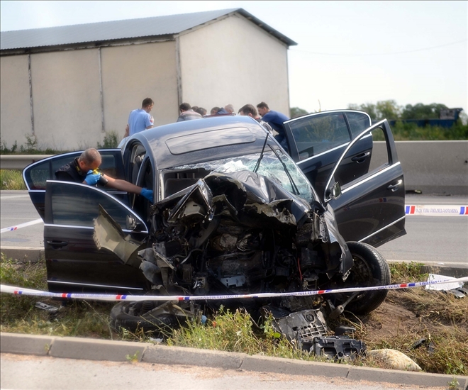 Eskişehir´de otomobil bariyerlere çarptı: 3 ölü, 2 yaralı