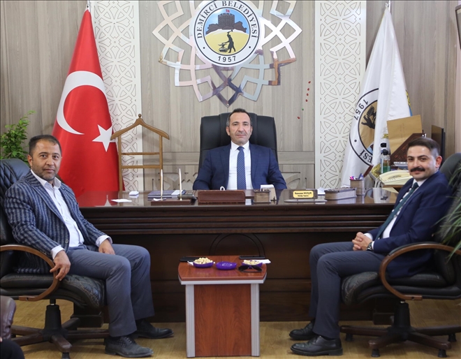 Vali Ali Mantı Gülağaç İlçe Belediye ve Demirci Belde Belediye Başkanlığını ziyaret etti