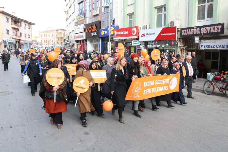 AK Partili kadınlar,kadına şiddete karşı yürüdü