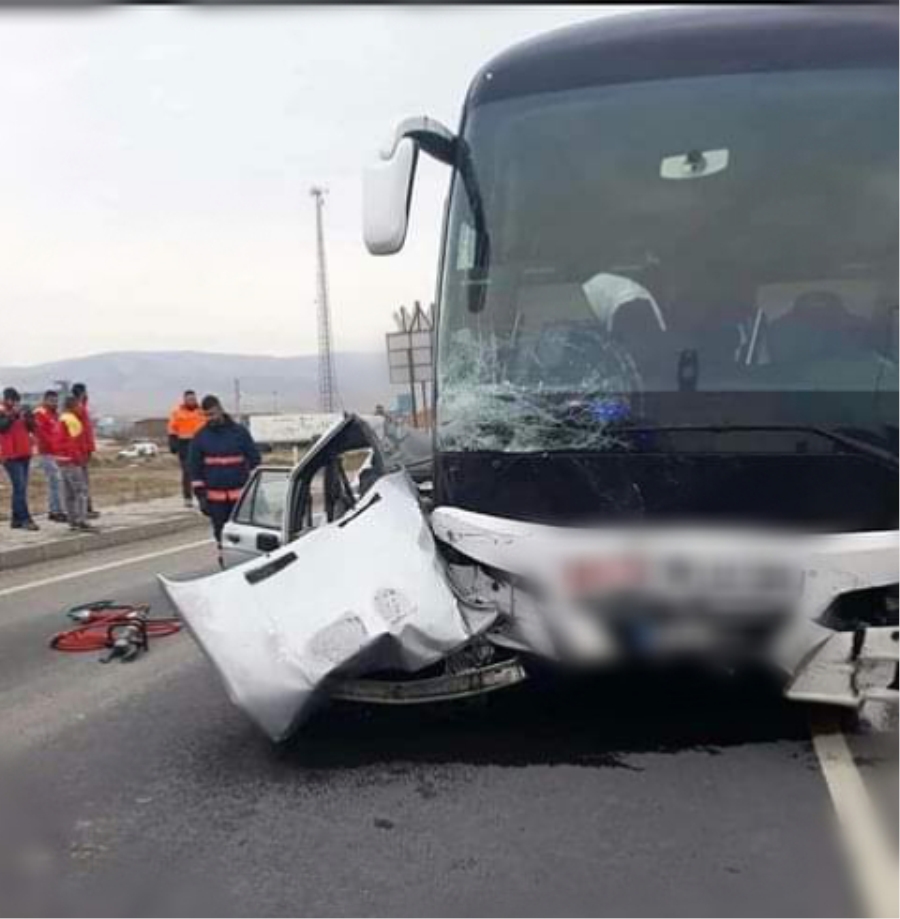 Yolcu otobüsü ile otomobil çarpıştı:1 ölü