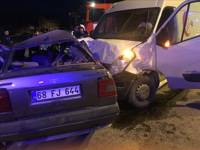 Minibüs ile otomobil çarpıştı:1 ölü 1 yaralı
