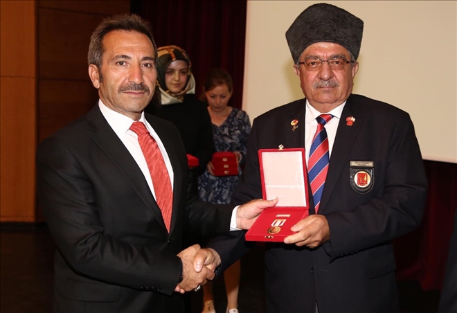 Kahraman Kıbrıs Gazilerine Madalya ve Berat´ları düzenlenen törenle takdim edildi