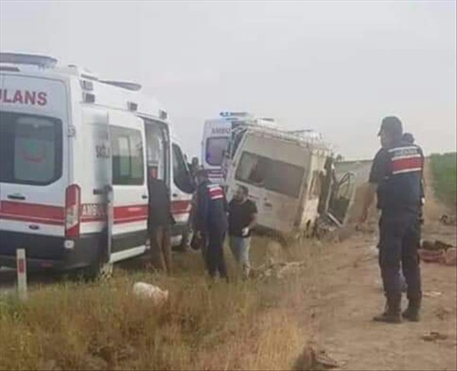 Aksaray´da tarım işçilerini taşıyan minibüs devrildi:1´i ağır 8 yaralı