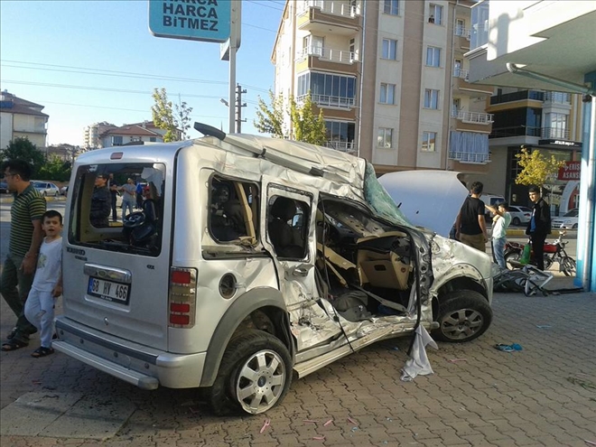 Aksaray şehir merkezinde tır ile hafif ticari araç çarpıştı: 1 yaralı