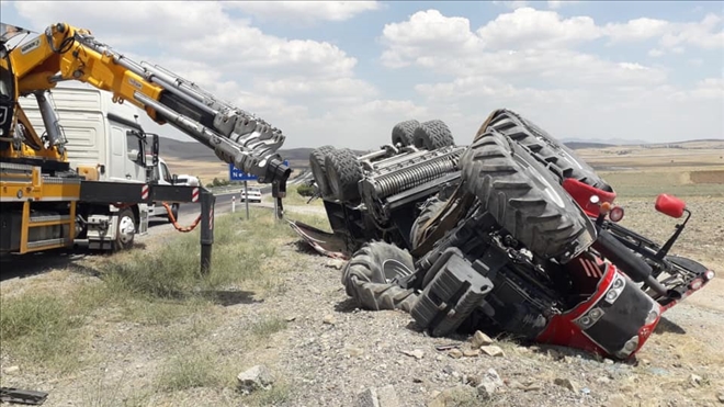 Devrilen traktörü çeken  kurtarıcıya otomobil çarptı: 1 ölü