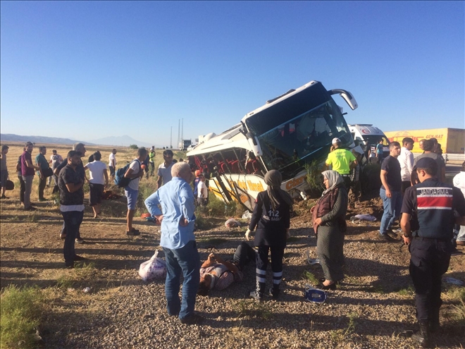 Aksaray´da yolcu otobüsü şarampole devrildi:44 yaralı
