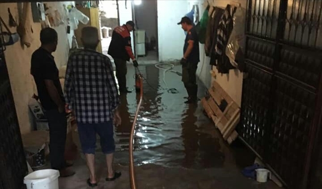 Aksaray 112 Acil Çağrı Merkezine 80  sel baskını ihbarı yapıldı