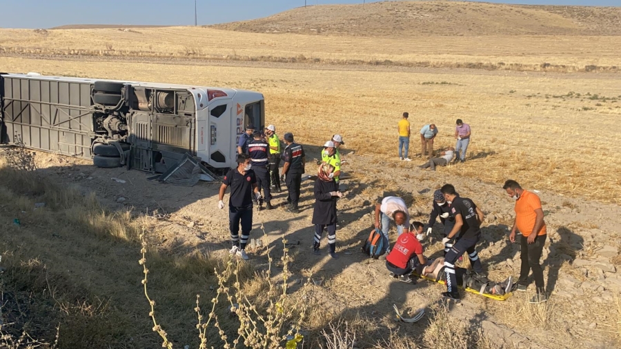 Aksaray’da yolcu otobüsü devrildi: 2’si ağır 32 yaralı