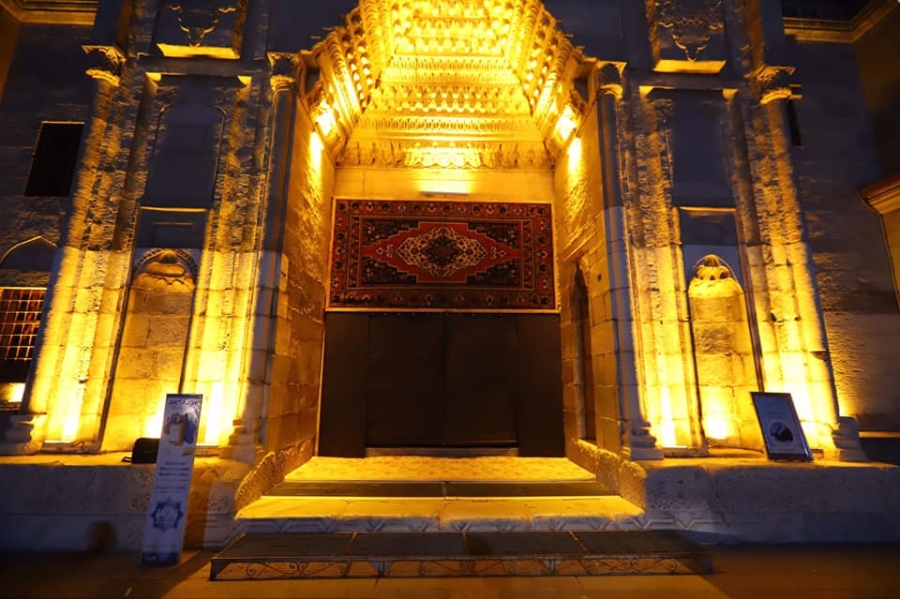 Ulu Cami girişine Taşpınar halısı asıldı
