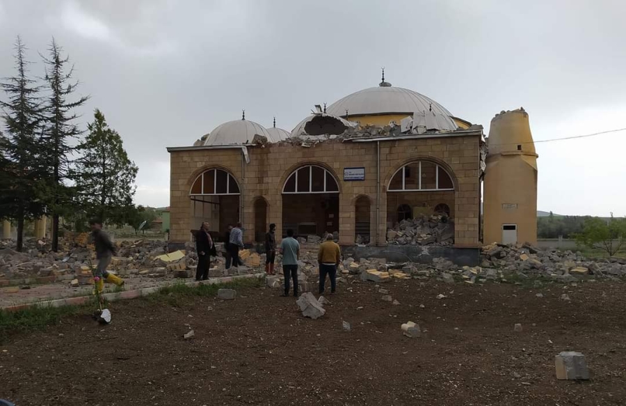Kuvvetli fırtına caminin iki minaresini yıktı