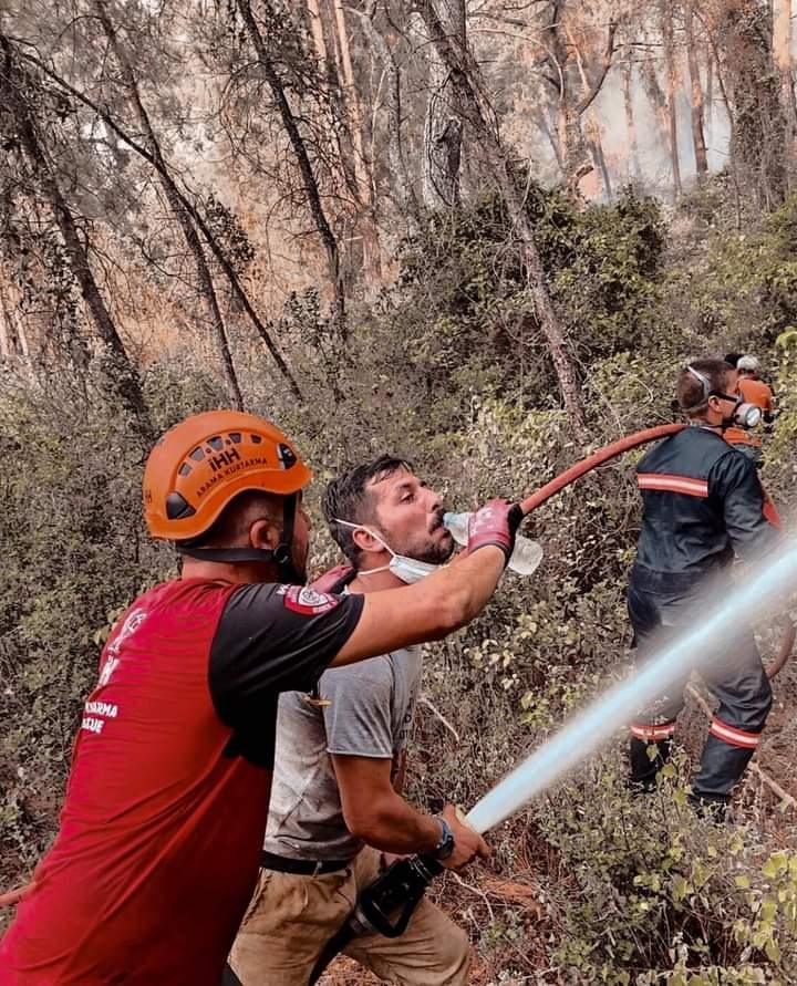 Aksaray İHH ekibi yangın bölgesine hareket etti