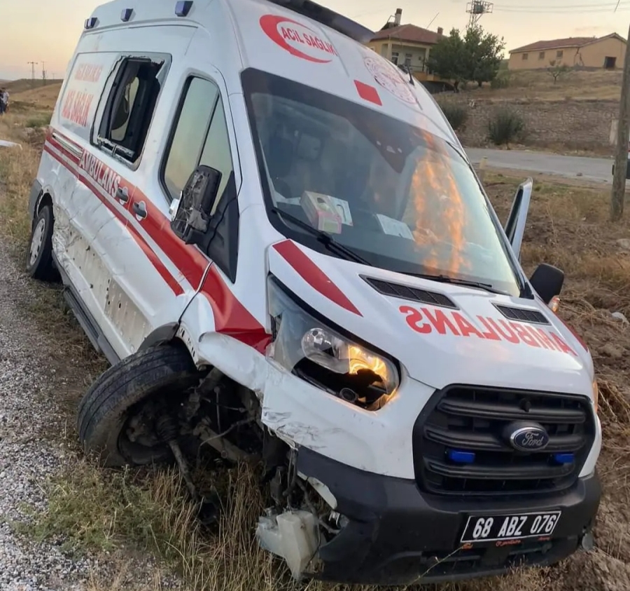 Ortaköy İlçesinde ambulans vaka dönüşü kaza yaptı