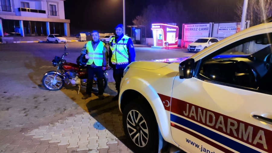 Aksaray Jandarma motosiklet sürücülerine reflektif yelek dağıttı 