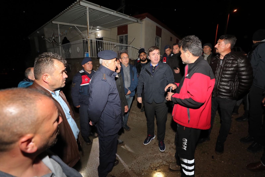 Aksaray Valisi Hamza Aydoğdu afetten etkilenen bölgede vatandaşları ziyaret etti