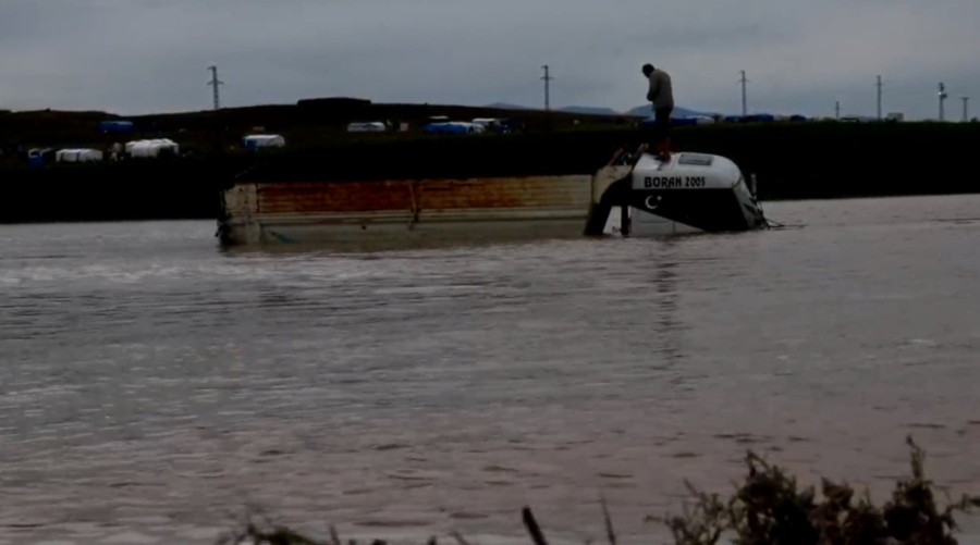 Sel sularına gömülen kamyon şoförü ölümden döndü