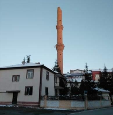 Aksaray’da depremde ağır hasar gören cami minaresinin yıkımına başlandı 