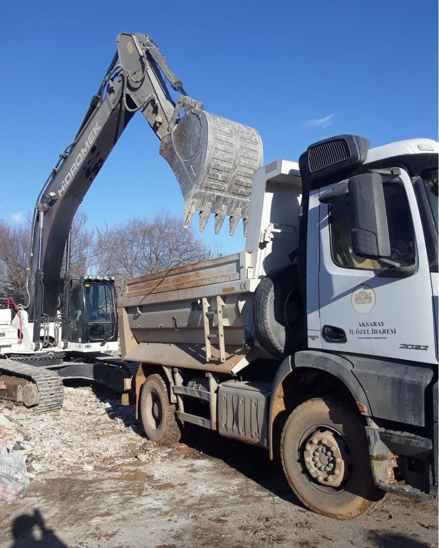 Aksaray Özel İdaresi ekipleri deprem bölgesinde enkaz kaldırma ve hasarlı binaların yıkım çalışmalarına başladı