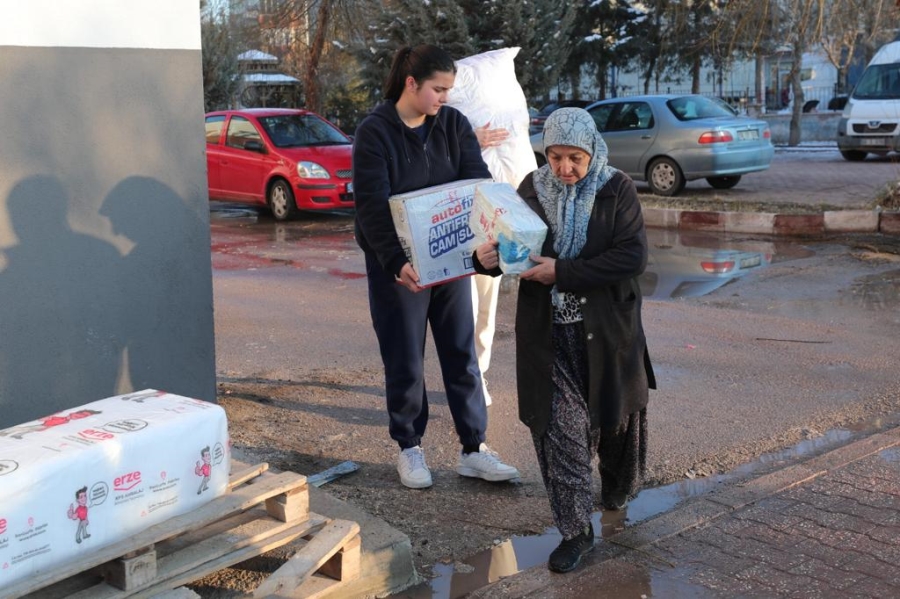Aksaray’dan deprem bölgesine yardım malzemeleri sevkiyatı devam ediyor