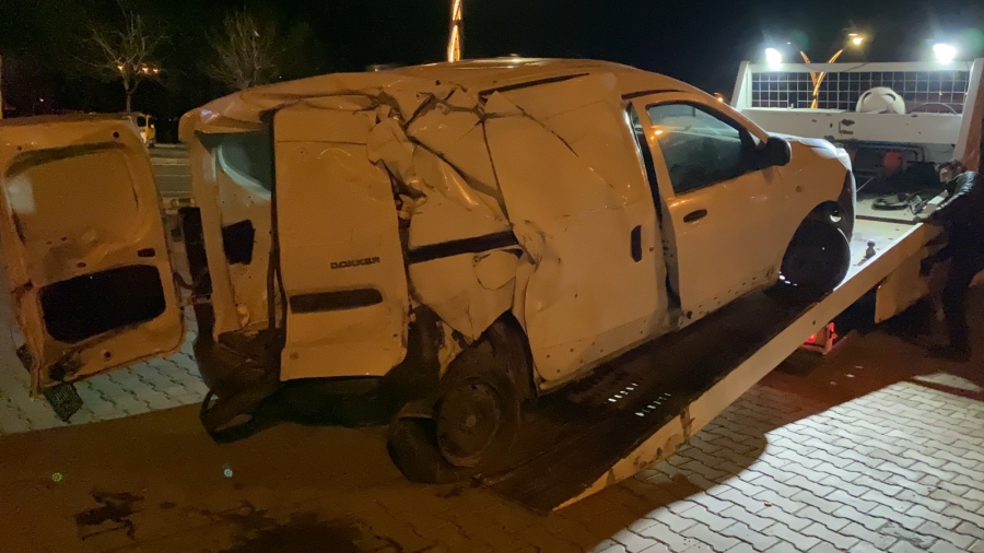 Hafif ticari araç, midibüs ve otomobile çarptı: 3 yaralı