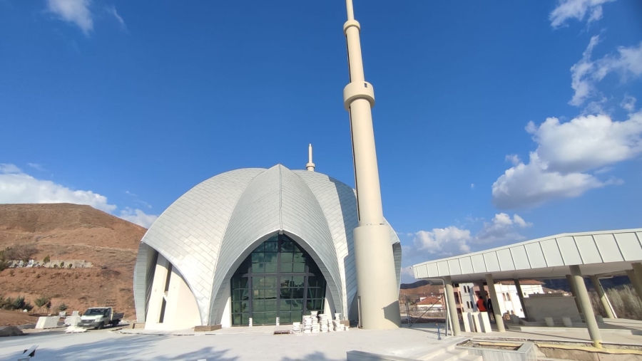 Bedir Muhtar Cami ve Külliyesi, mimari yapısı ve modern görünümü ile dikkat çekiyor 