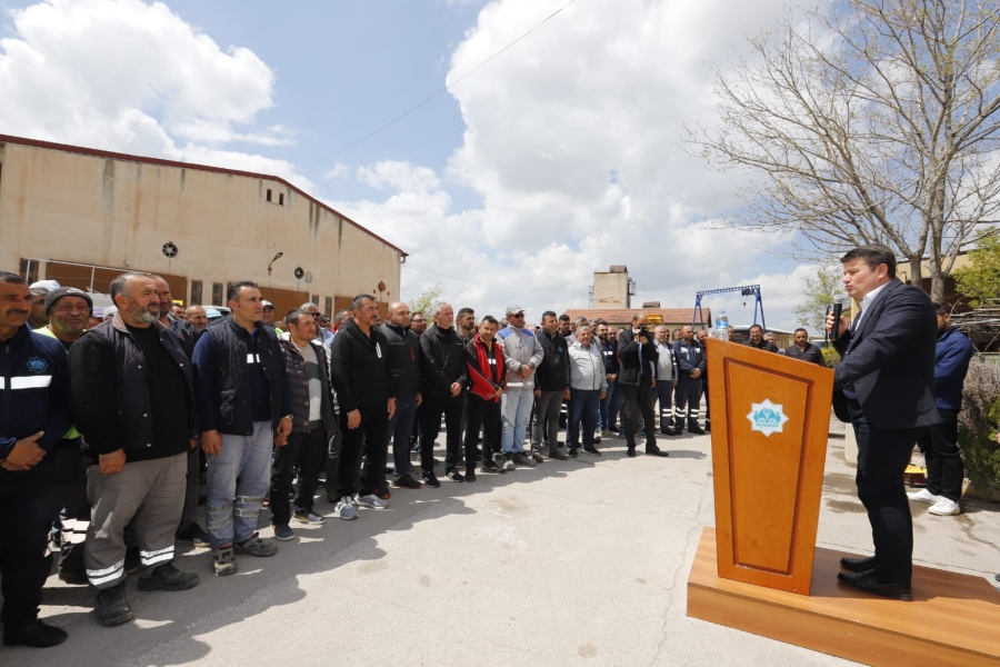 Belediye Başkanı Dinçer, Belediye personelinin bayramını kutladı