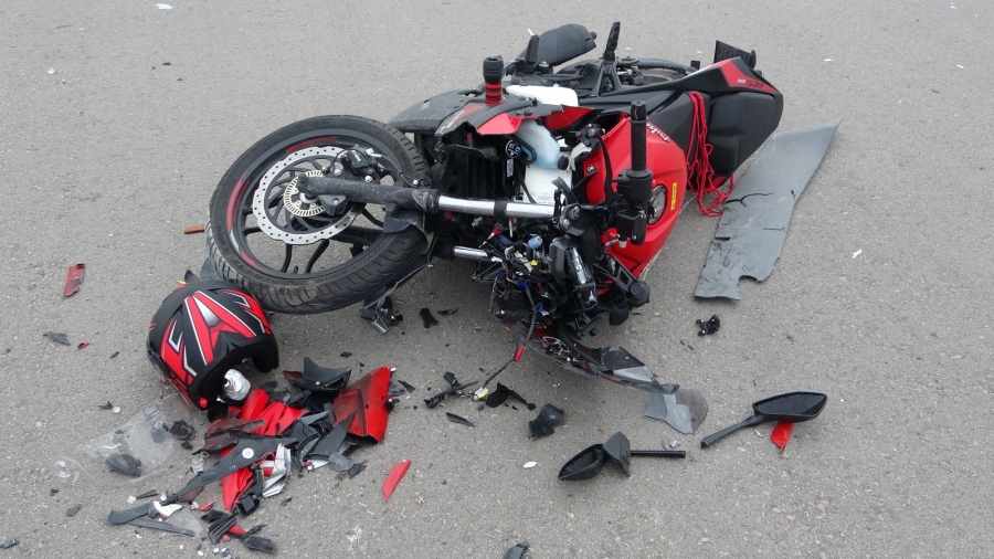Minibüsle çarpışan motosikletli genç kız ağır yaralandı 