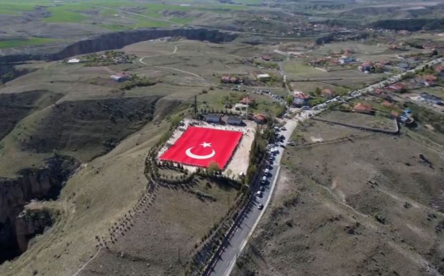 Aksaray’da dünyanın en büyük bayrağı 2023 öğrenci tarafından Ihlara Vadisi’nde açıldı