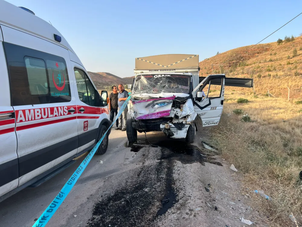Akin köyü yolunda iki araç çarpıştı: 1 ölü 4 yaralı 