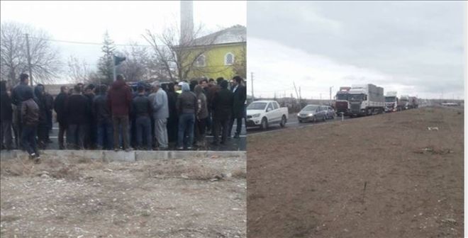 Köylüler Aksaray-Konya Karayolunu Trafiğe Kapattılar