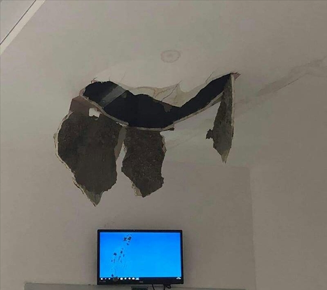Yeni hastanenin tavanı çöktü
