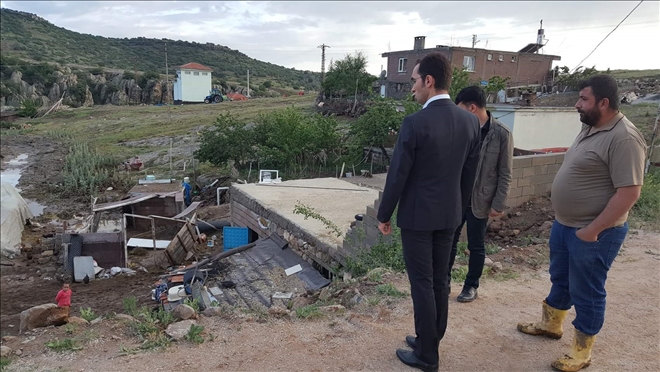 Güzelyurt Kaymakamı Mehmet Göze selden zarar gören aileleri ziyaret etti