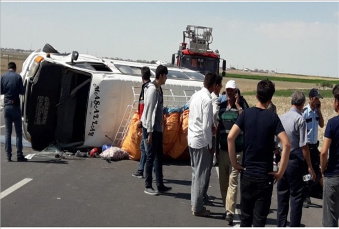 Aksaray´da Mevsimlik işçileri taşıyan minibüs devrildi:10 yaralı