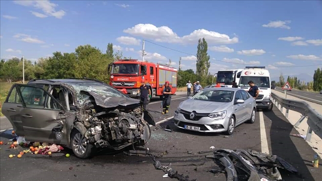 Kadın sürücüler çarpıştı:3´ü çocuk 7 kişi yaralandı