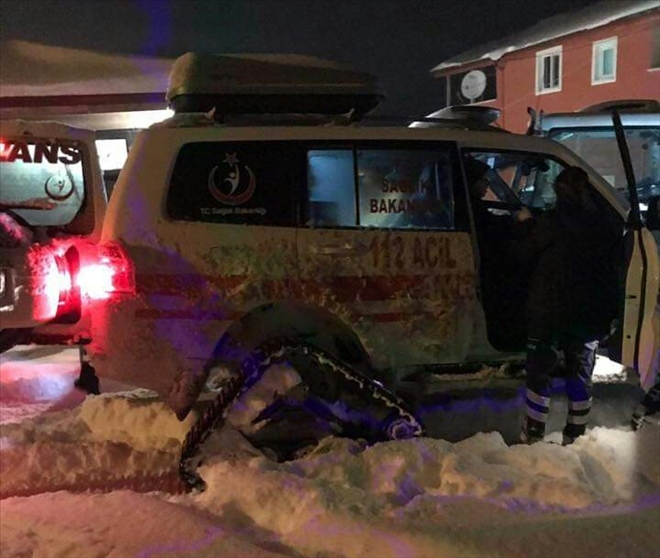 Doğum sancısı çeken  kadının yardımına kar paletli ambulans yetişti