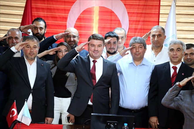 Belediye Başkanı Evren Dinçer ve tüm belediye meclis üyeleri Asker selamı verdi