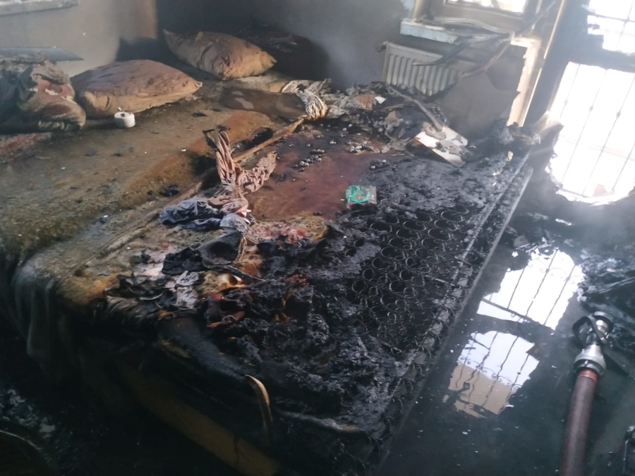 Evi yanan İranlı çift gözyaşlarına boğuldu