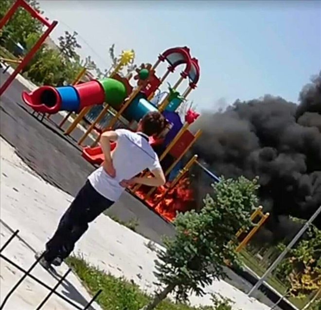 Parktaki oyuncaklar alev alev yandı