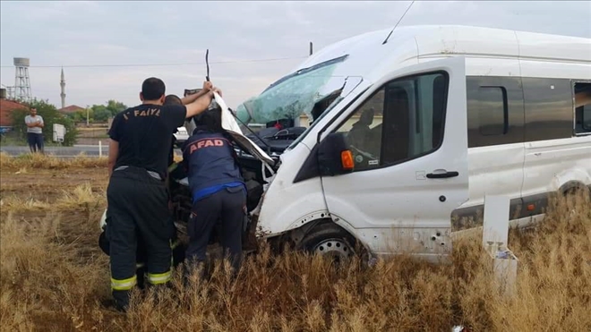 Aksaray´da minibüs devrildi:1 ölü 2 yaralı