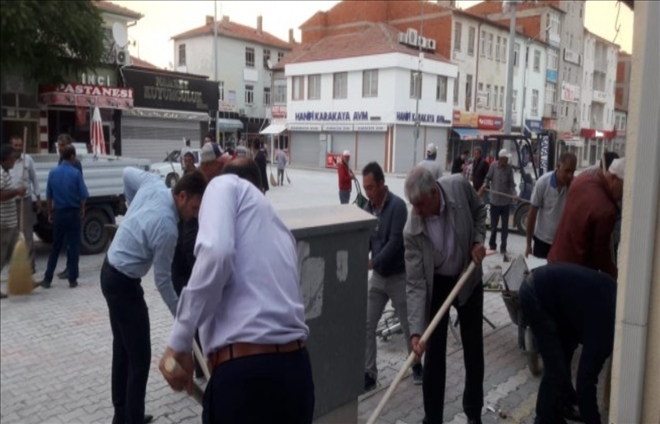 Belediye Başkanı ve Meclis Üyeleri,fırçayla sokakları temizledi