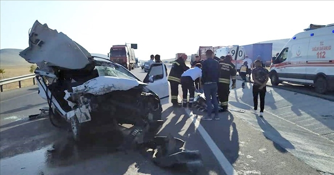 Otomobil kamyona arkadan çarptı:2 ölü
