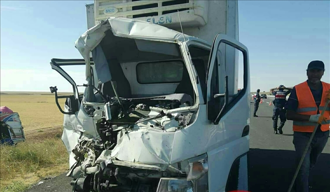 Kamyonet,emniyet şeridindeki minibüse çarptı:6 yaralı