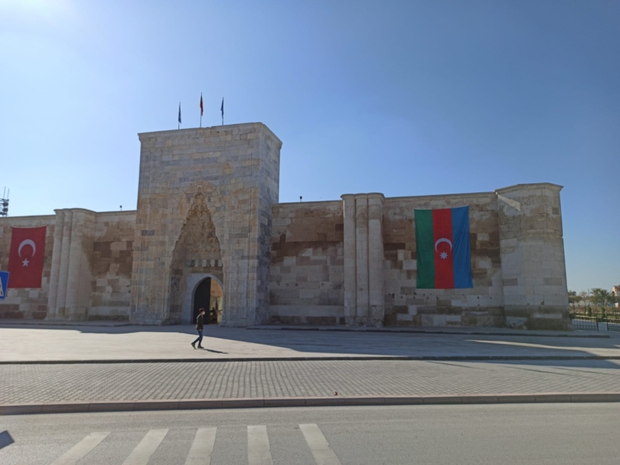 800 yıllık Kervansaray’a Azerbaycan bayrağı asıldı