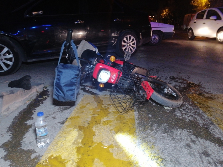 Elektrikli bisiklet sürücüsü otomobile çarptı: 1 yaralı