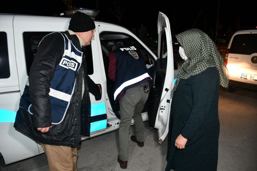 Polis ekiplerince evine bırakılan kadın, “Allah devletimize, polisimize ziyan vermesin” 